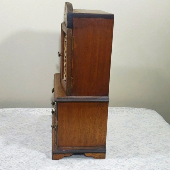 Antique Crafted Wooden & Ornate Brass Tone Jewelry Box.Beautiful Design. - Picture 12 of 17